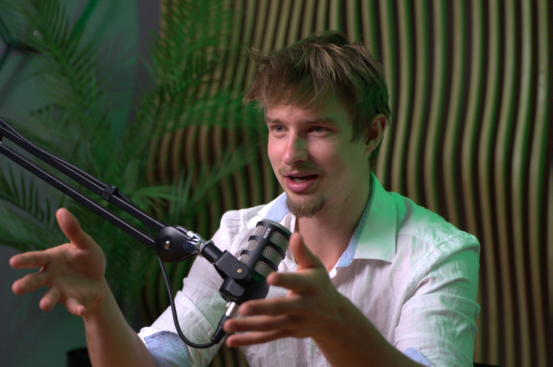 Pohled shora na podcastový stůl