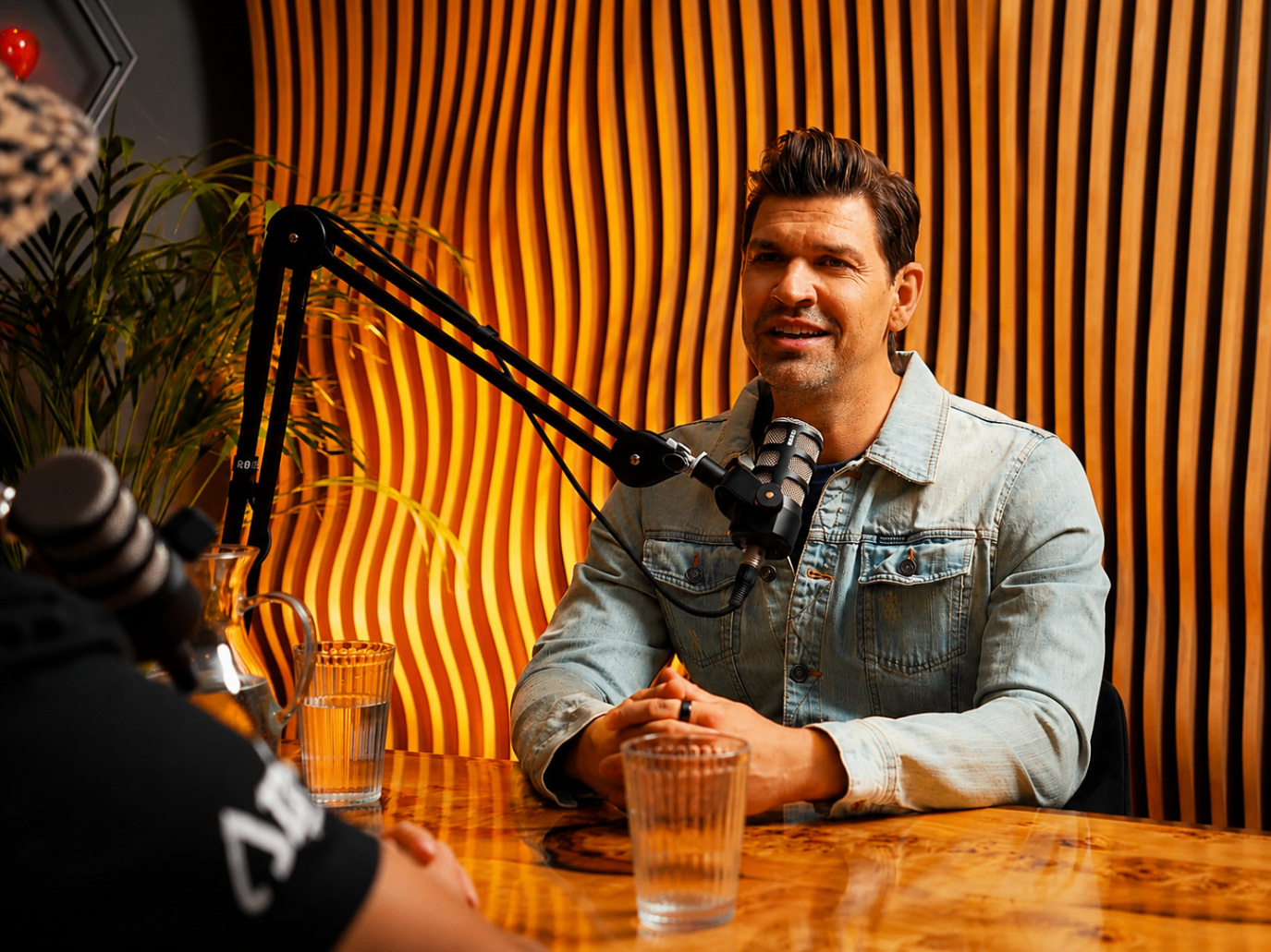 Host při podcastovém rozhovoru